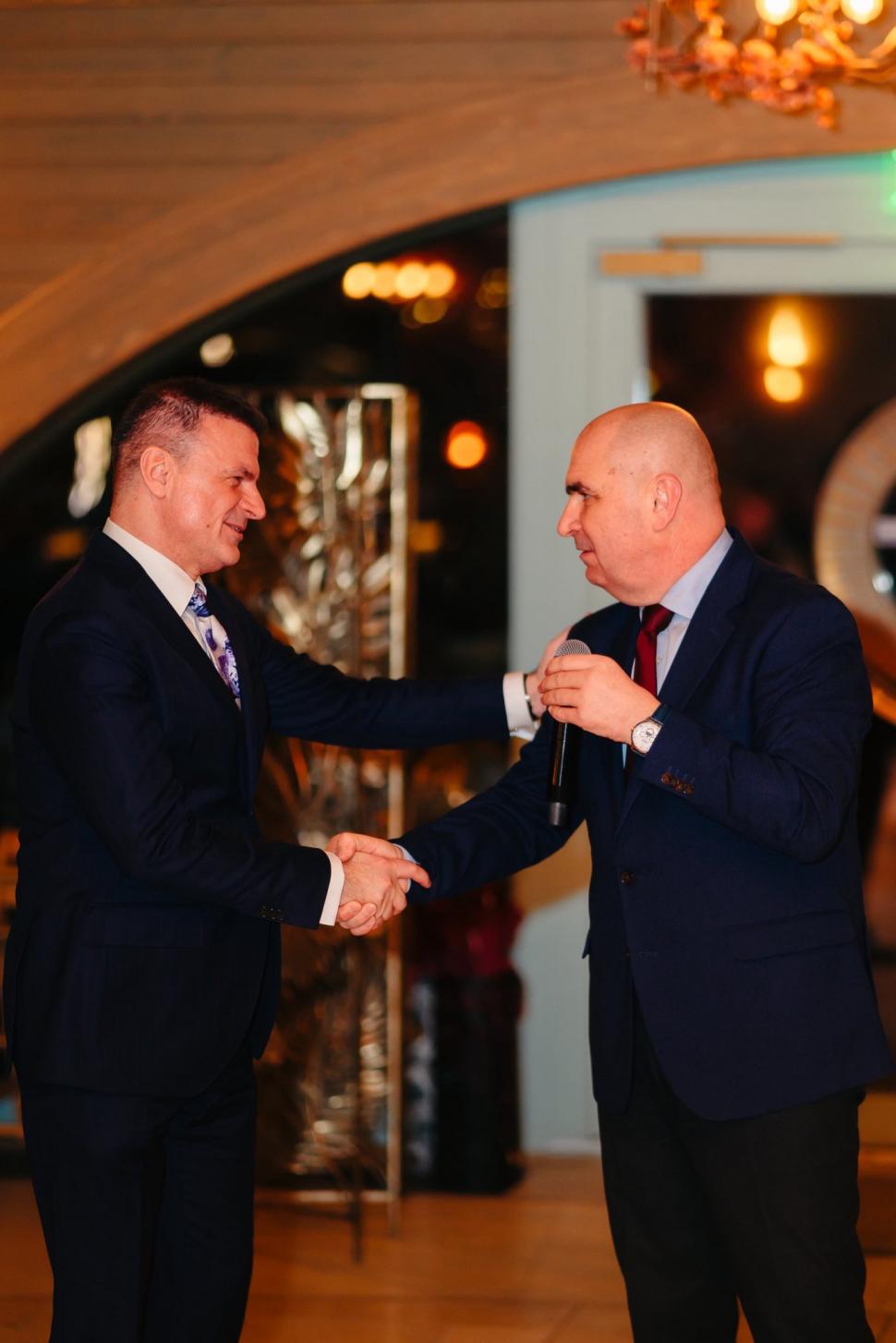 După ce a anunțat tăierile din Administrație, Bolojan s-a dus la o petrecere de partid. Reacția deputatului care l-a chemat 1049225