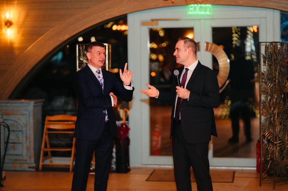 După ce a anunțat tăierile din Administrație, Bolojan s-a dus la o petrecere de partid. Reacția deputatului care l-a chemat 1049228