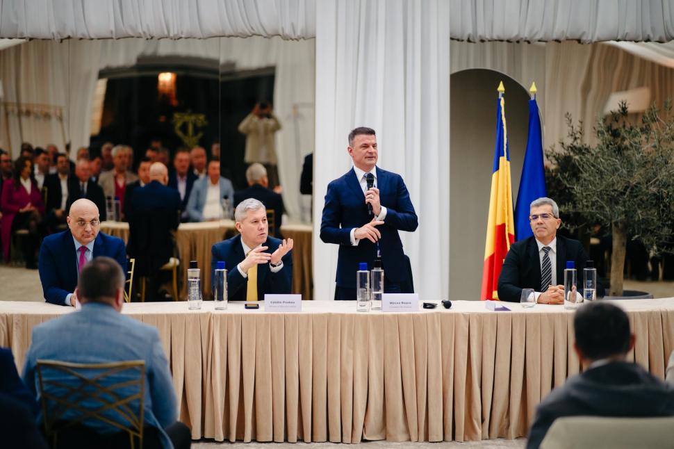 După ce a anunțat tăierile din Administrație, Bolojan s-a dus la o petrecere de partid. Reacția deputatului care l-a chemat 1049229