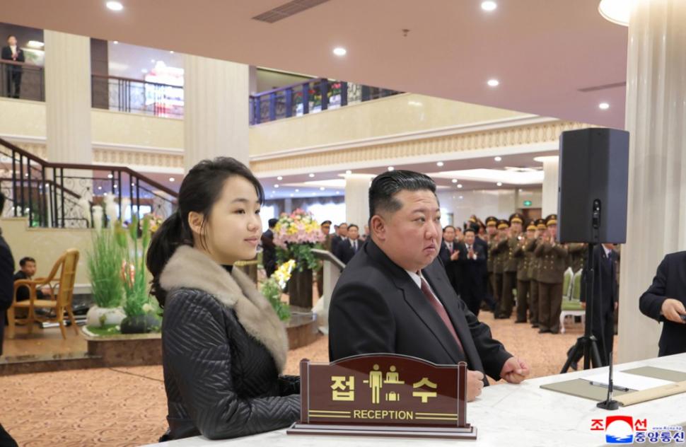 Kim Jong Un a făcut-o pe fiica lui de 13 ani șefa programului de rachete nucleare. Primește rapoarte de la generali și dă ordine 1049287