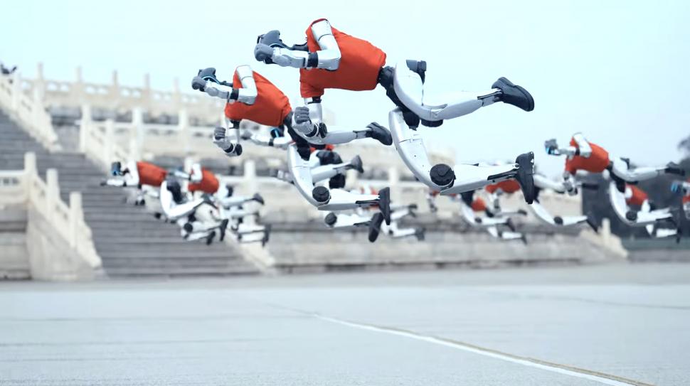 Spectacol cu „armata” de roboți umanoizi Unitree, în fața unui templu UNESCO din China: „S-au rugat” și au dansat în sincron perfect 1048997