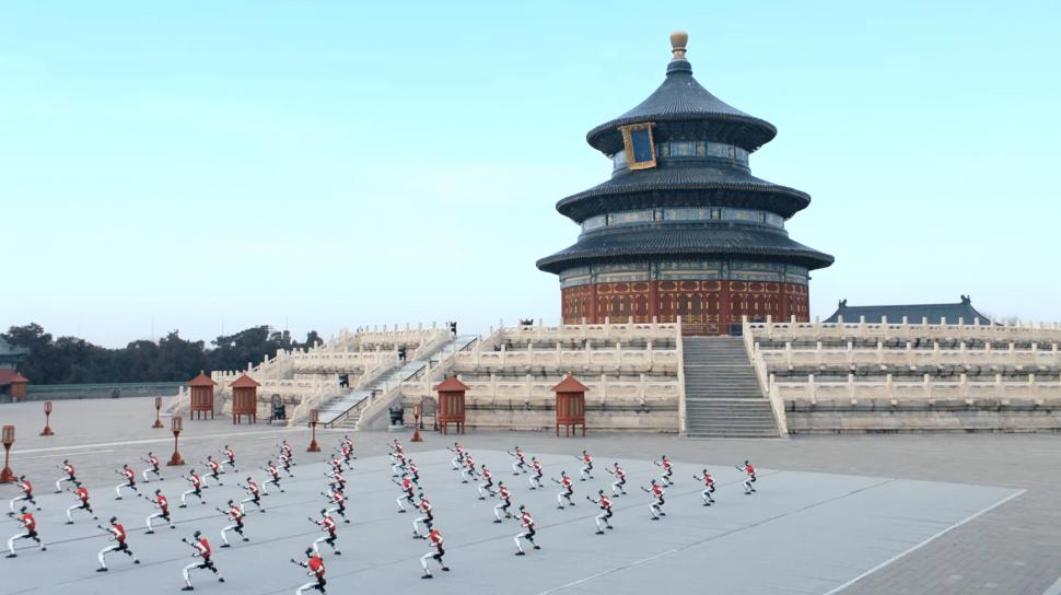 Spectacol cu „armata” de roboți umanoizi Unitree, în fața unui templu UNESCO din China: „S-au rugat” și au dansat în sincron perfect 1049002