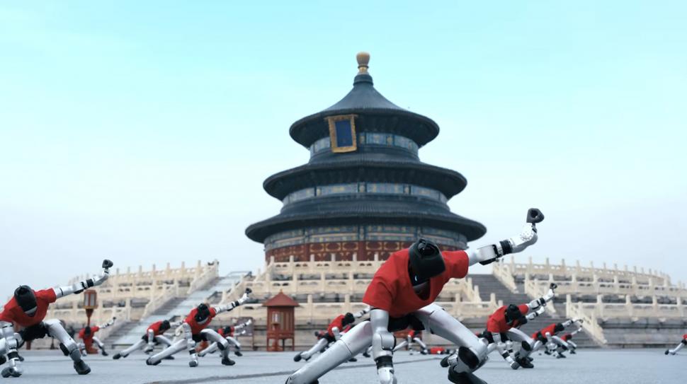 Spectacol cu „armata” de roboți umanoizi Unitree, în fața unui templu UNESCO din China: „S-au rugat” și au dansat în sincron perfect 1049005