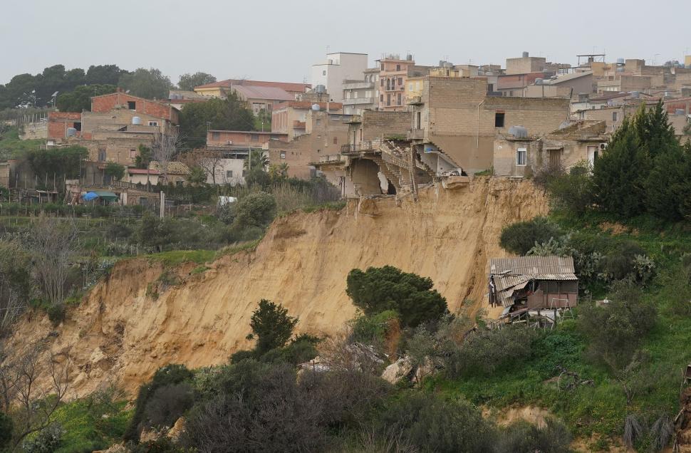 ”A fost ca un jaf la bancă”. Operațiune la minut pentru salvarea a 400 de cărți rare în orașul sicilian care se prăbușește, la propriu 1049499