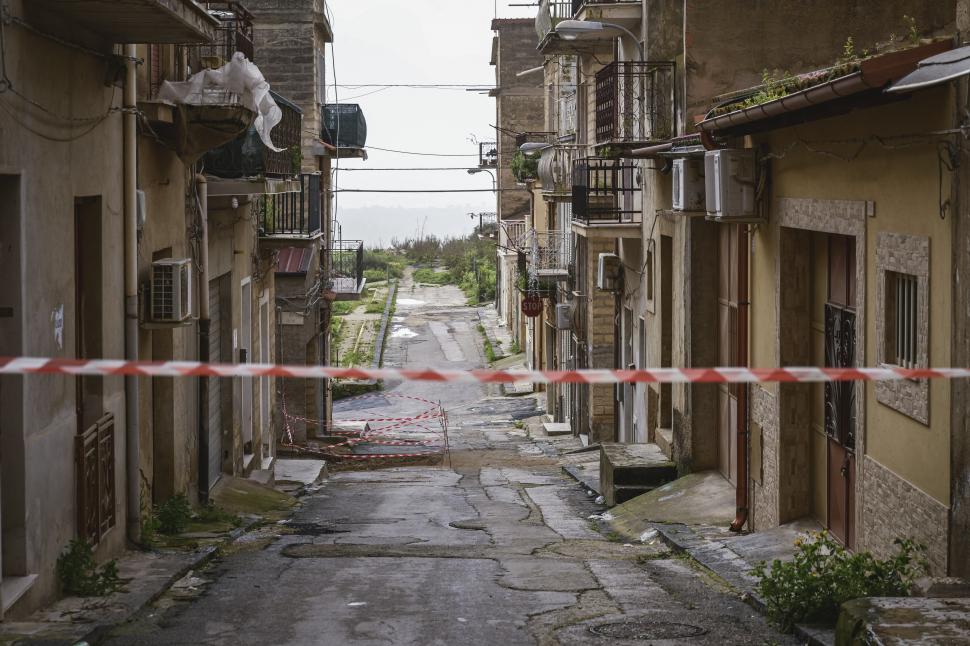 ”A fost ca un jaf la bancă”. Operațiune la minut pentru salvarea a 400 de cărți rare în orașul sicilian care se prăbușește, la propriu 1049501