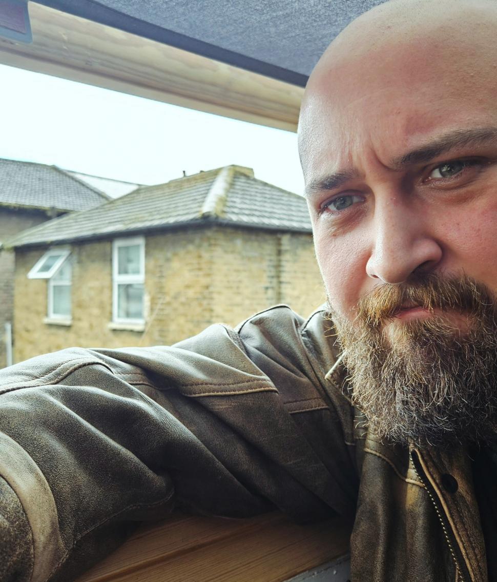 Actorul Vlad Marinescu, reținut alături de alţi 10 suspecţi în ancheta care vizează clubul The Buddhist. Maşini de lux, confiscate  1049699