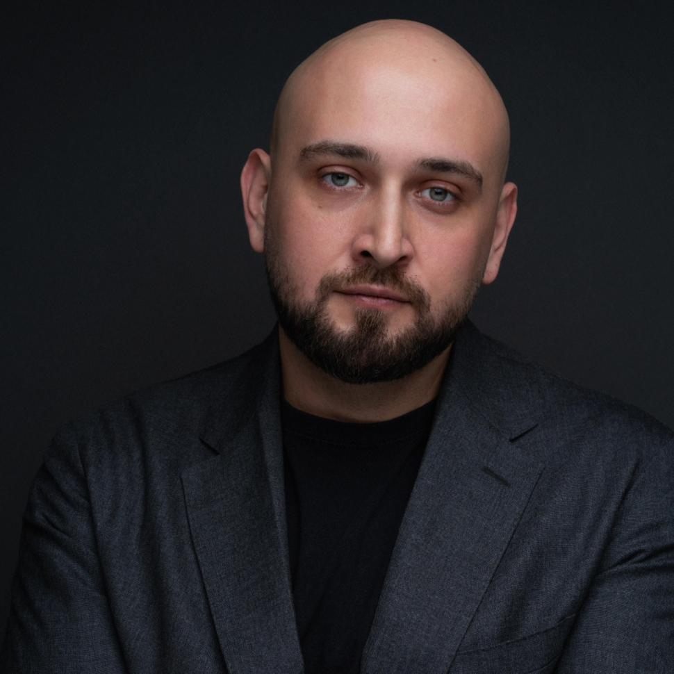 Actorul Vlad Marinescu, reținut alături de alţi 10 suspecţi în ancheta care vizează clubul The Buddhist. Maşini de lux, confiscate  1049701