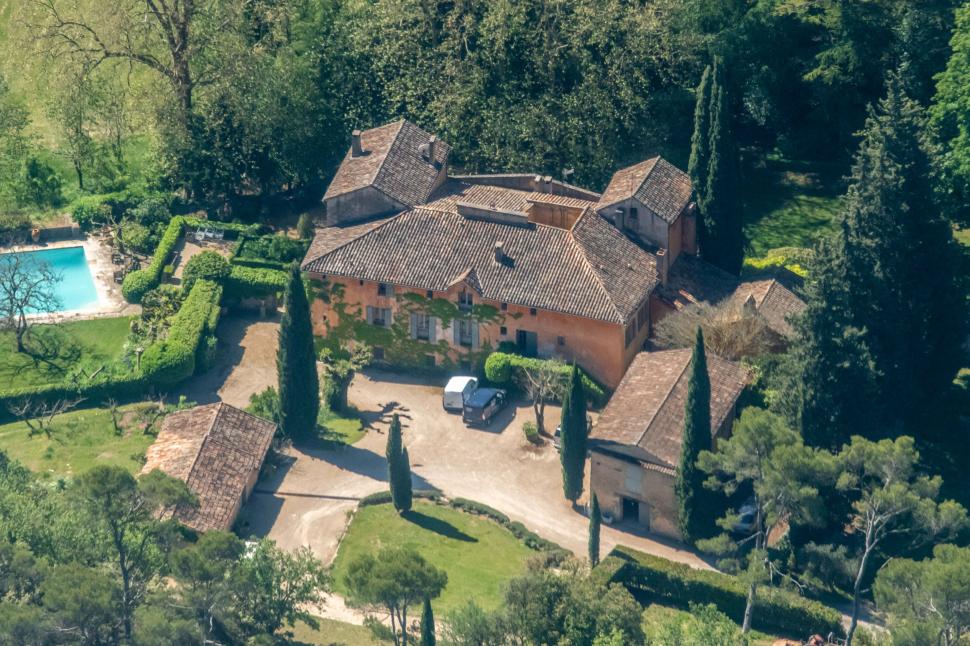 George Clooney şi soţia lui şi-au mutat reşedinţa oficială într-un castel din Provence, în Franţa  1049598
