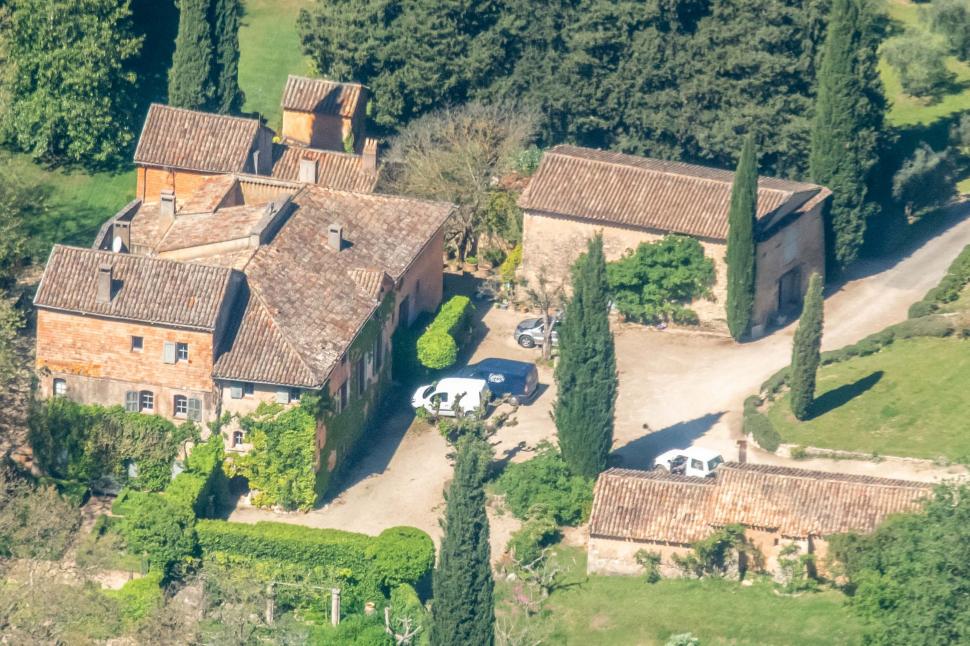 George Clooney şi soţia lui şi-au mutat reşedinţa oficială într-un castel din Provence, în Franţa  1049599