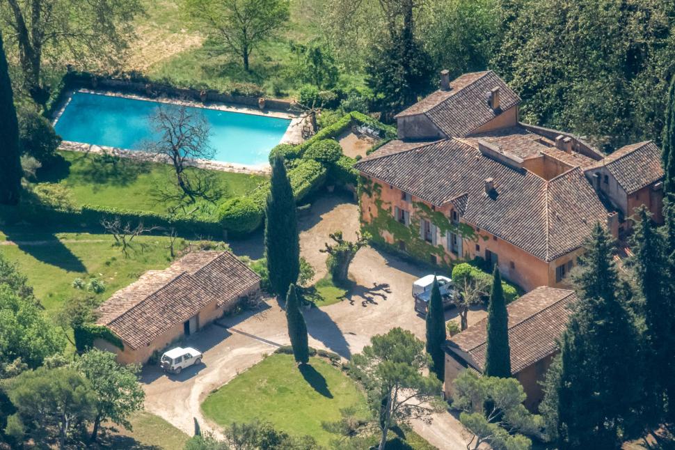 George Clooney şi soţia lui şi-au mutat reşedinţa oficială într-un castel din Provence, în Franţa  1049600