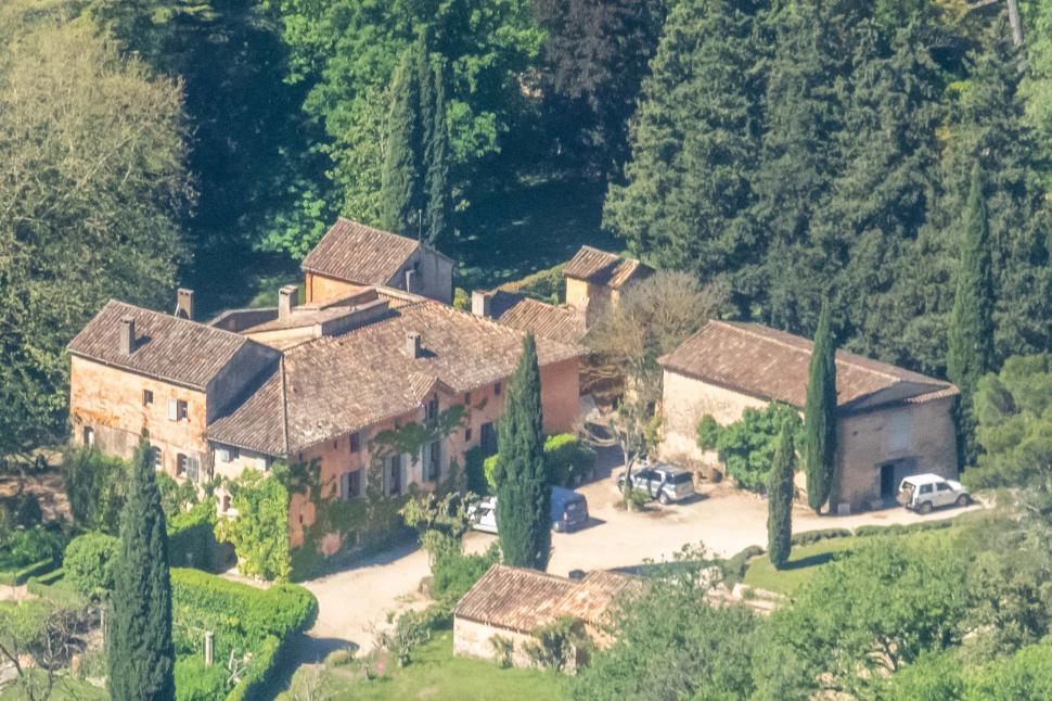 George Clooney şi soţia lui şi-au mutat reşedinţa oficială într-un castel din Provence, în Franţa  1049601