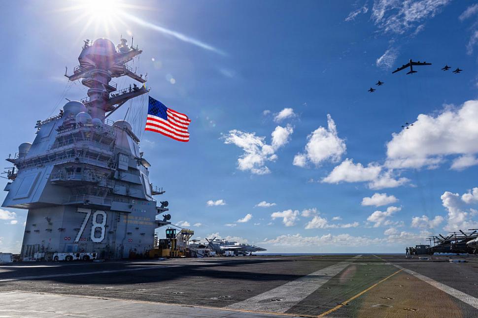avioane zburând deasupra USS Gerald Ford