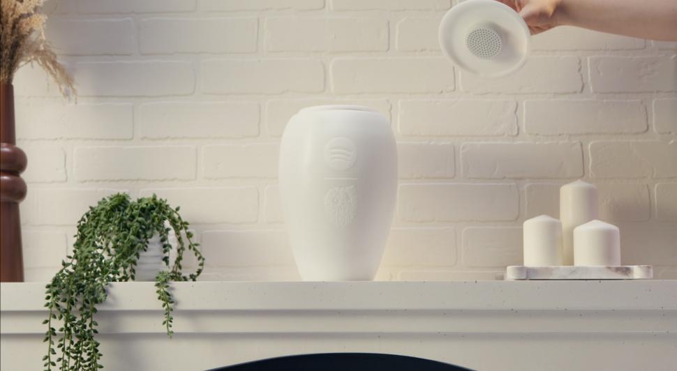 Prima urnă muzicală din lume pentru cenușa răposaților a fost lansată de Spotify: Are și un playlist „etern” pentru viața de apoi 1049681