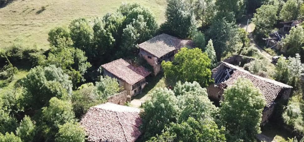 Un sat întreg din Spania se vinde la reduceri, cu 380.000 de euro. Are 10 case, un schit și o poveste interesantă 1049611