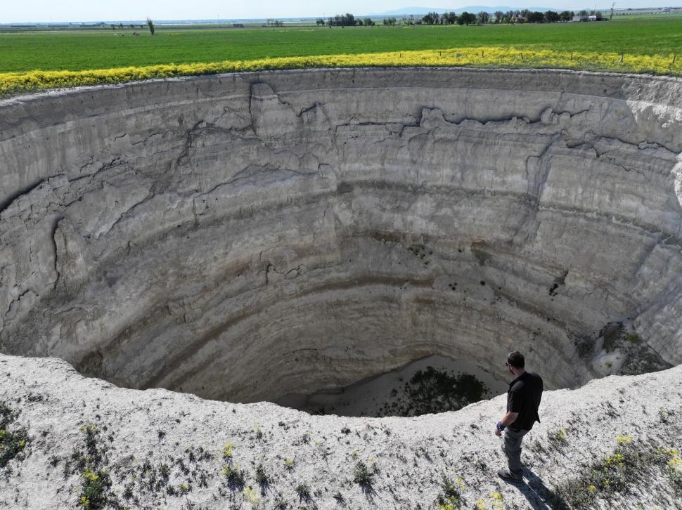 De ce se scufundă pământul în Turcia. Doar în Konya sunt 700 de doline gigantice, adânci de zeci de metri. „Trăiesc permanent cu frică” 1049932