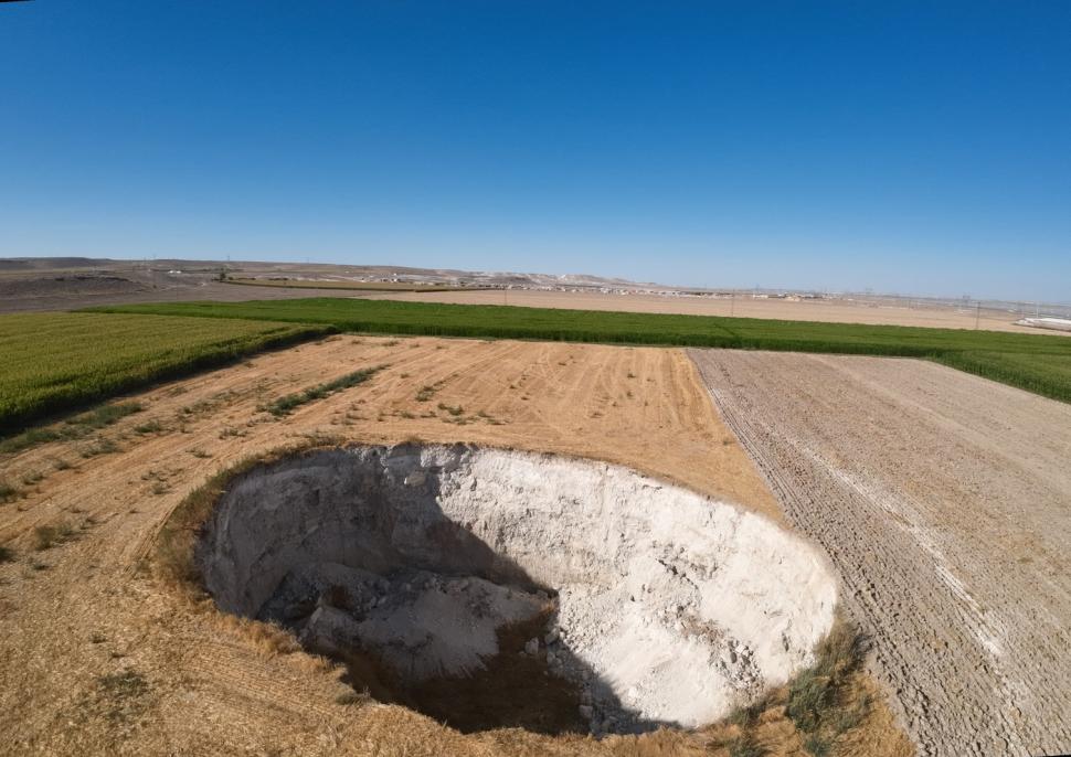 De ce se scufundă pământul în Turcia. Doar în Konya sunt 700 de doline gigantice, adânci de zeci de metri. „Trăiesc permanent cu frică” 1049941