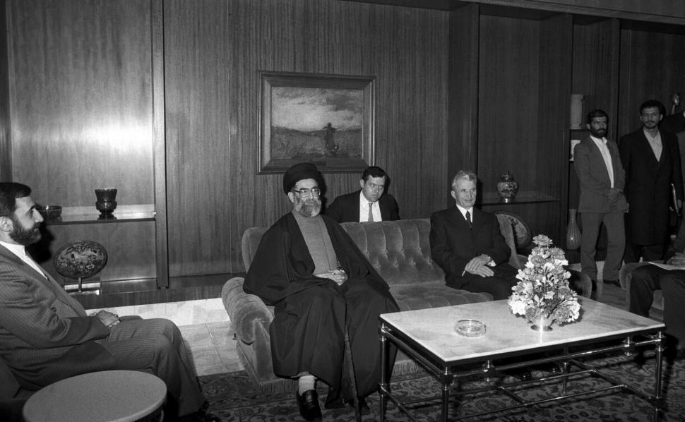 Ali Khamenei a vizitat România în 1989: Primit cu onoruri de Ceaușescu, a călătorit cu metroul din București, a văzut și Casa Poporului 1050116