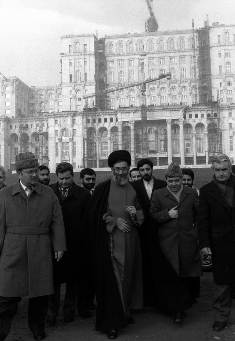 Ali Khamenei a vizitat România în 1989: Primit cu onoruri de Ceaușescu, a călătorit cu metroul din București, a văzut și Casa Poporului 1050136