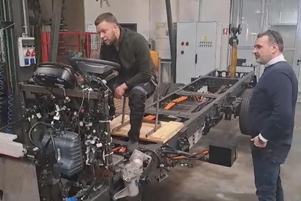 Primele imagini cu replica autobuzului etajat MARTA, fabricat la Arad în 1908: "Este conceput ca un spaţiu cultural mobil" 1050182