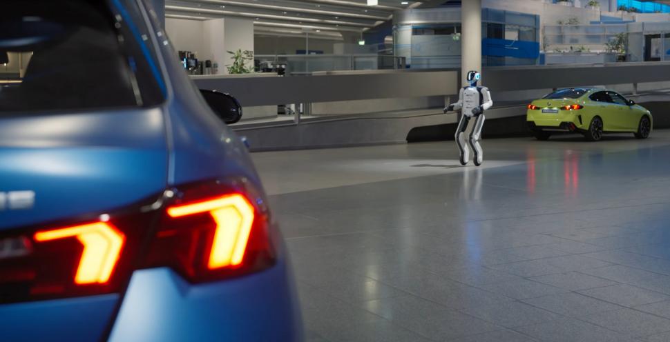 BMW introduce roboți umanoizi, în premieră, la o fabrică din Europa: Angajații cu AI și cei umani vor lucra împreună. Cum arată AEON 1050432