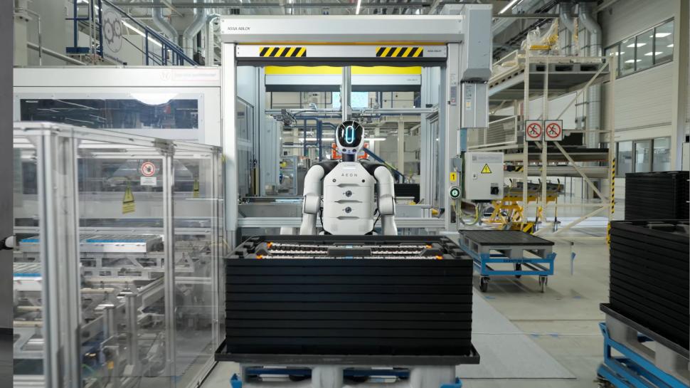 BMW introduce roboți umanoizi, în premieră, la o fabrică din Europa: Angajații cu AI și cei umani vor lucra împreună. Cum arată AEON 1050433