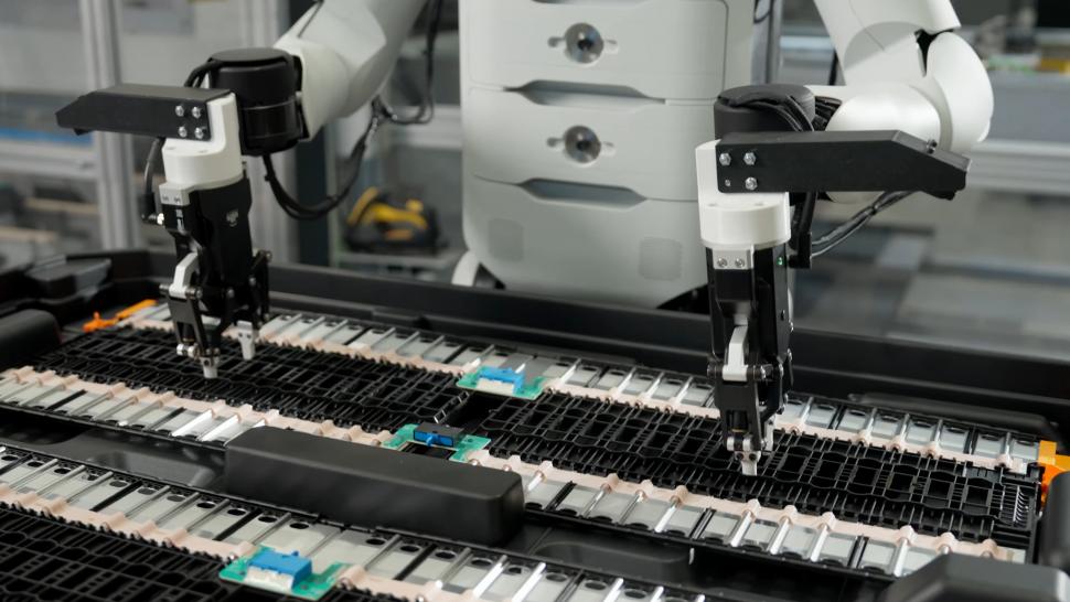 BMW introduce roboți umanoizi, în premieră, la o fabrică din Europa: Angajații cu AI și cei umani vor lucra împreună. Cum arată AEON 1050435