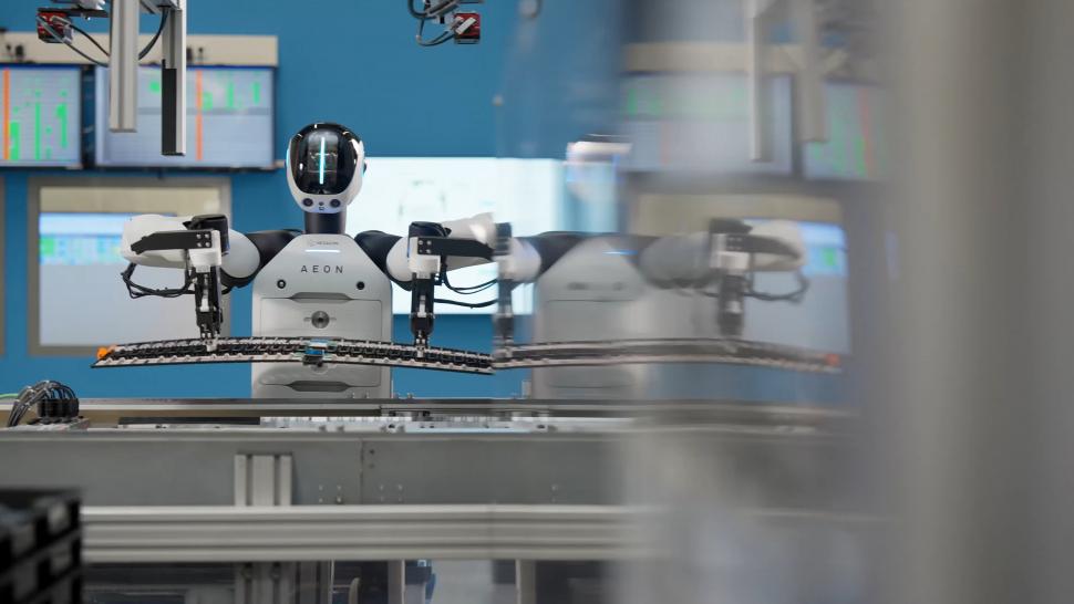 BMW introduce roboți umanoizi, în premieră, la o fabrică din Europa: Angajații cu AI și cei umani vor lucra împreună. Cum arată AEON 1050436