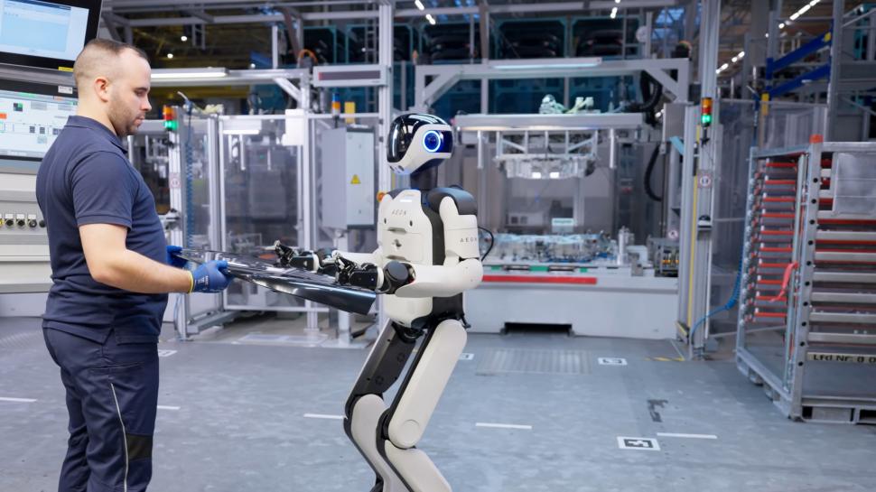 BMW introduce roboți umanoizi, în premieră, la o fabrică din Europa: Angajații cu AI și cei umani vor lucra împreună. Cum arată AEON 1050439
