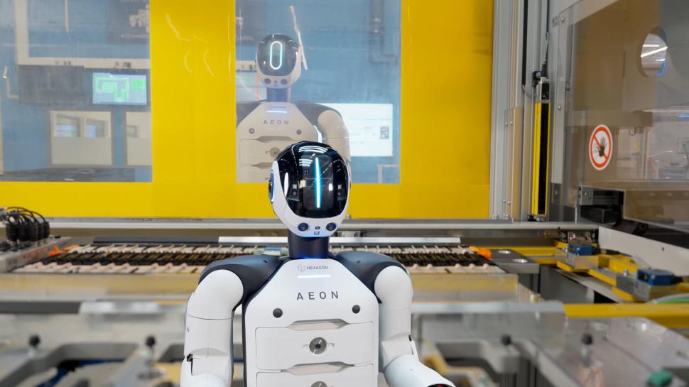 BMW introduce roboți umanoizi, în premieră, la o fabrică din Europa: Angajații cu AI și cei umani vor lucra împreună. Cum arată AEON 1050441