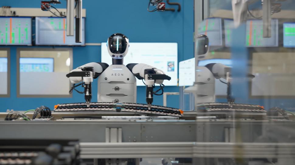 BMW introduce roboți umanoizi, în premieră, la o fabrică din Europa: Angajații cu AI și cei umani vor lucra împreună. Cum arată AEON 1050442