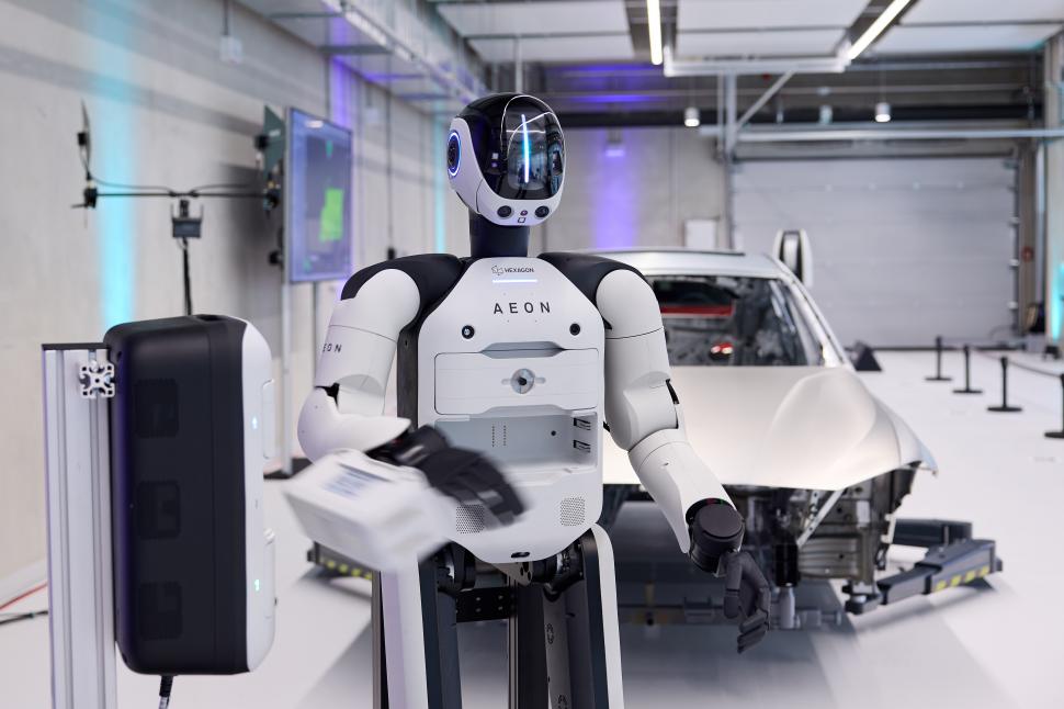 BMW introduce roboți umanoizi, în premieră, la o fabrică din Europa: Angajații cu AI și cei umani vor lucra împreună. Cum arată AEON 1050451