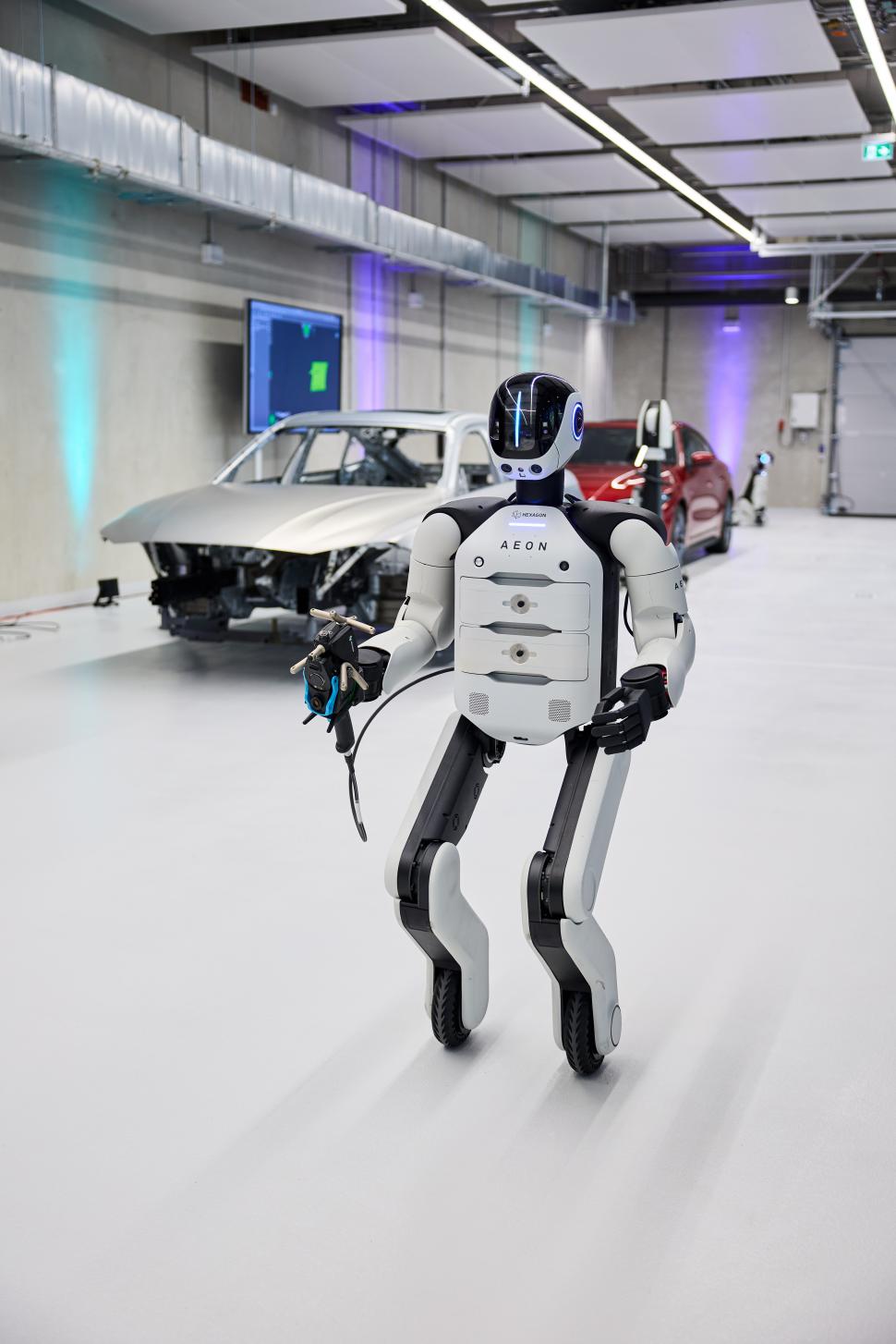 BMW introduce roboți umanoizi, în premieră, la o fabrică din Europa: Angajații cu AI și cei umani vor lucra împreună. Cum arată AEON 1050452