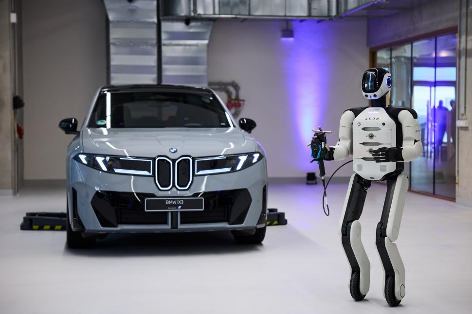 BMW introduce roboți umanoizi, în premieră, la o fabrică din Europa: Angajații cu AI și cei umani vor lucra împreună. Cum arată AEON 1050454