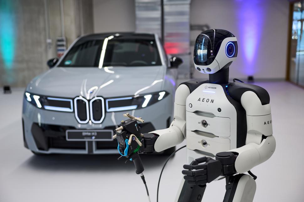 BMW introduce roboți umanoizi, în premieră, la o fabrică din Europa: Angajații cu AI și cei umani vor lucra împreună. Cum arată AEON 1050455