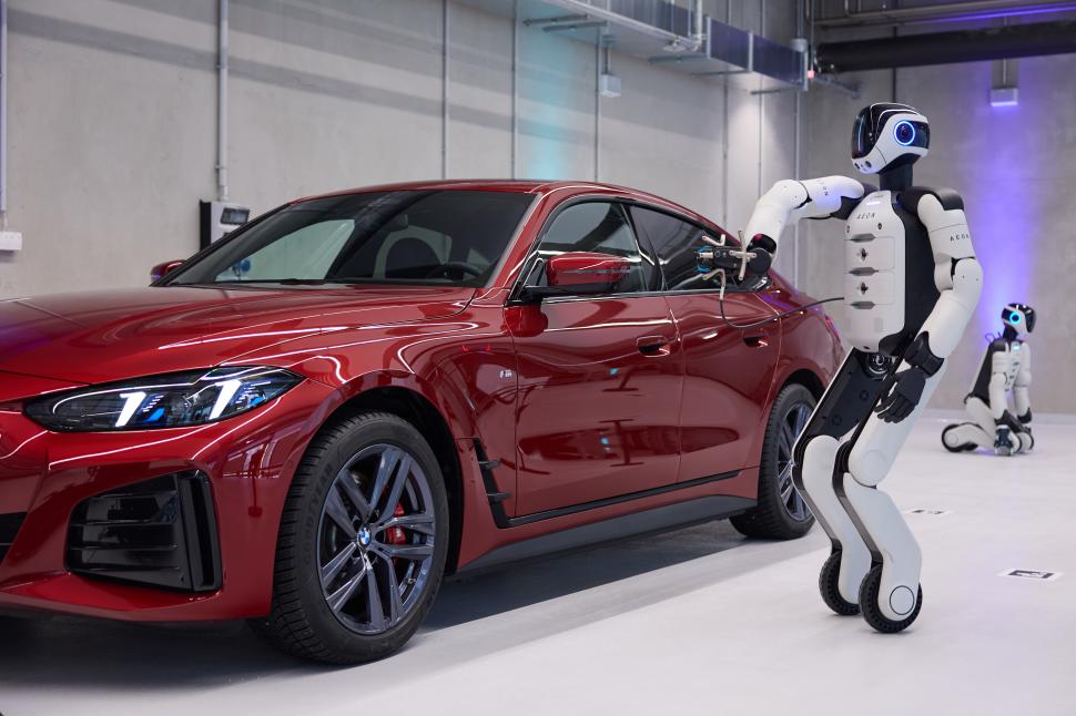 BMW introduce roboți umanoizi, în premieră, la o fabrică din Europa: Angajații cu AI și cei umani vor lucra împreună. Cum arată AEON 1050456