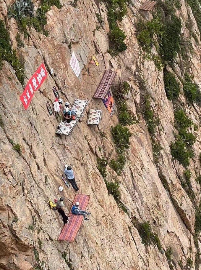 VIDEO - O cafea costă 58 $ la cea mai periculoasă cafenea din lume. Oamenii stau agățați de stâncă, la 70 metri deasupra mării 1050401