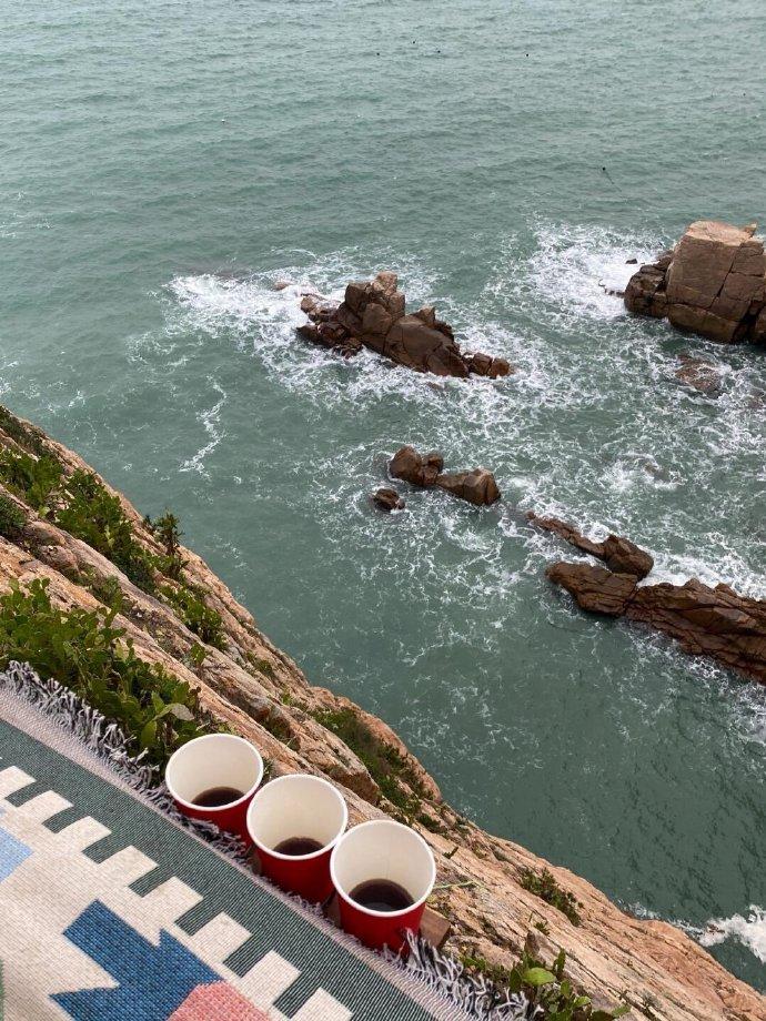 VIDEO - O cafea costă 58 $ la cea mai periculoasă cafenea din lume. Oamenii stau agățați de stâncă, la 70 metri deasupra mării 1050405