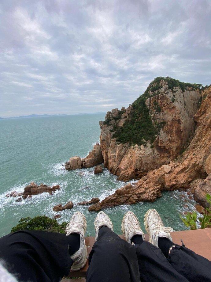 VIDEO - O cafea costă 58 $ la cea mai periculoasă cafenea din lume. Oamenii stau agățați de stâncă, la 70 metri deasupra mării 1050406