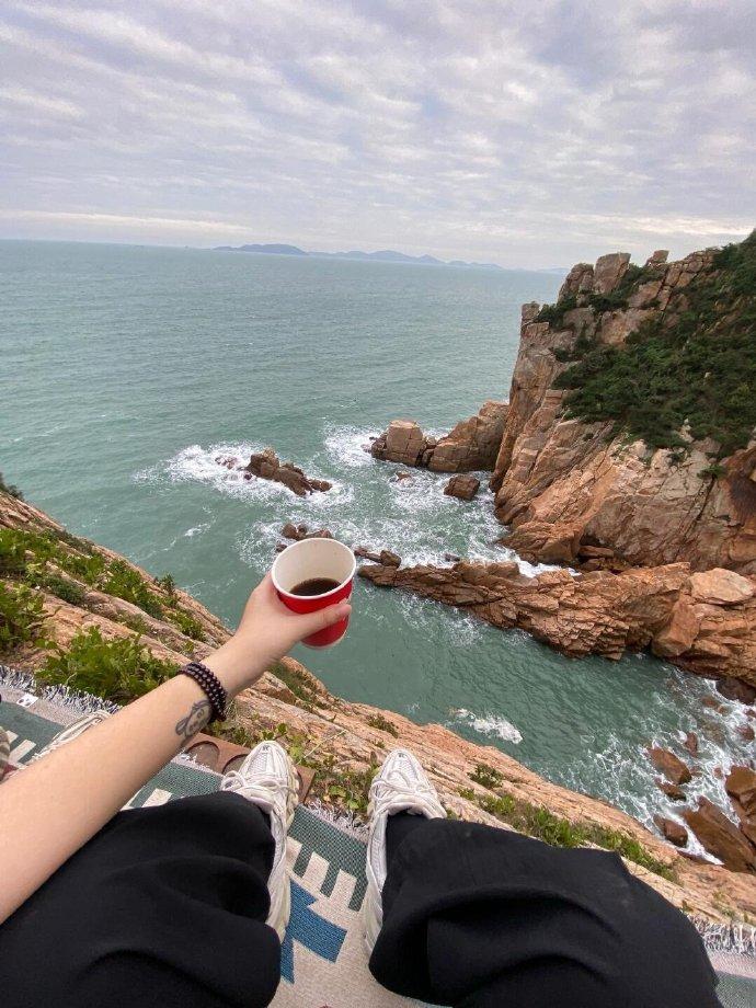 VIDEO - O cafea costă 58 $ la cea mai periculoasă cafenea din lume. Oamenii stau agățați de stâncă, la 70 metri deasupra mării 1050407