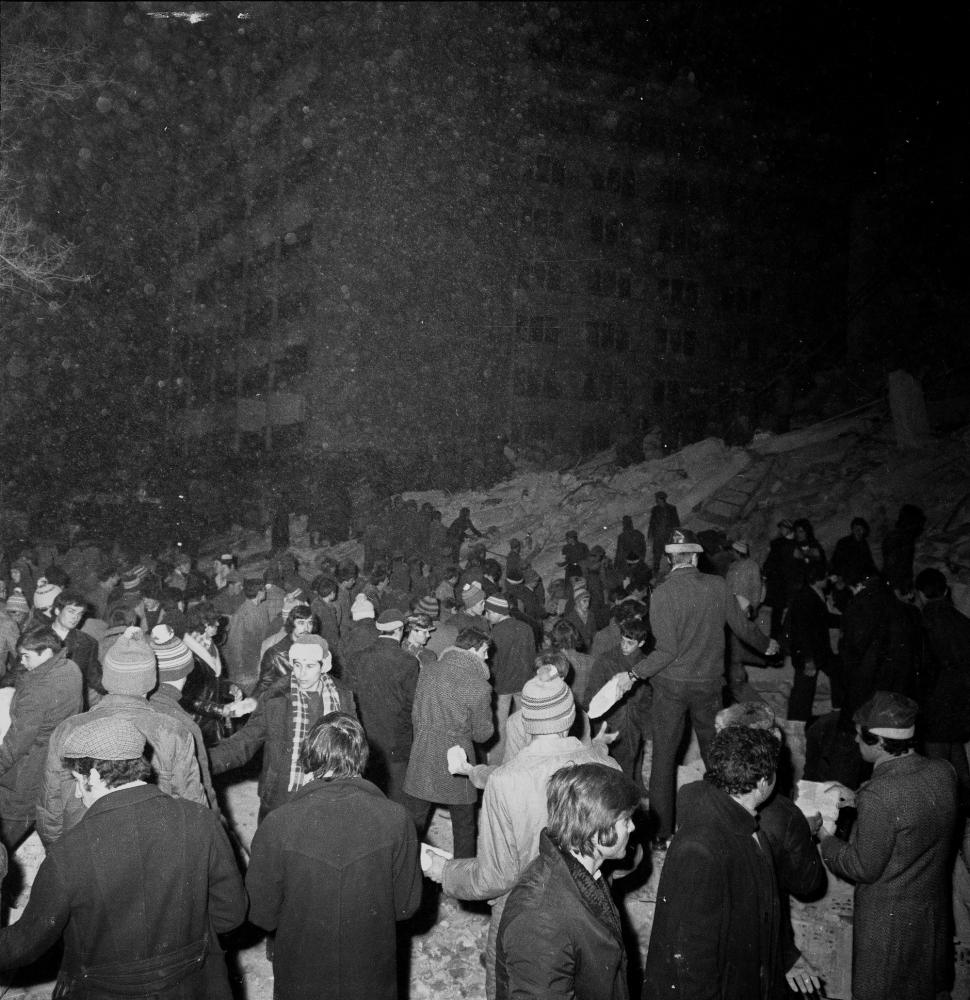 49 de ani de la cutremurul din 4 martie 1977. Zeci de clădiri prăbuşite şi 1578 de victime. Un om a fost scos de sub ruine după 10 zile 1050496