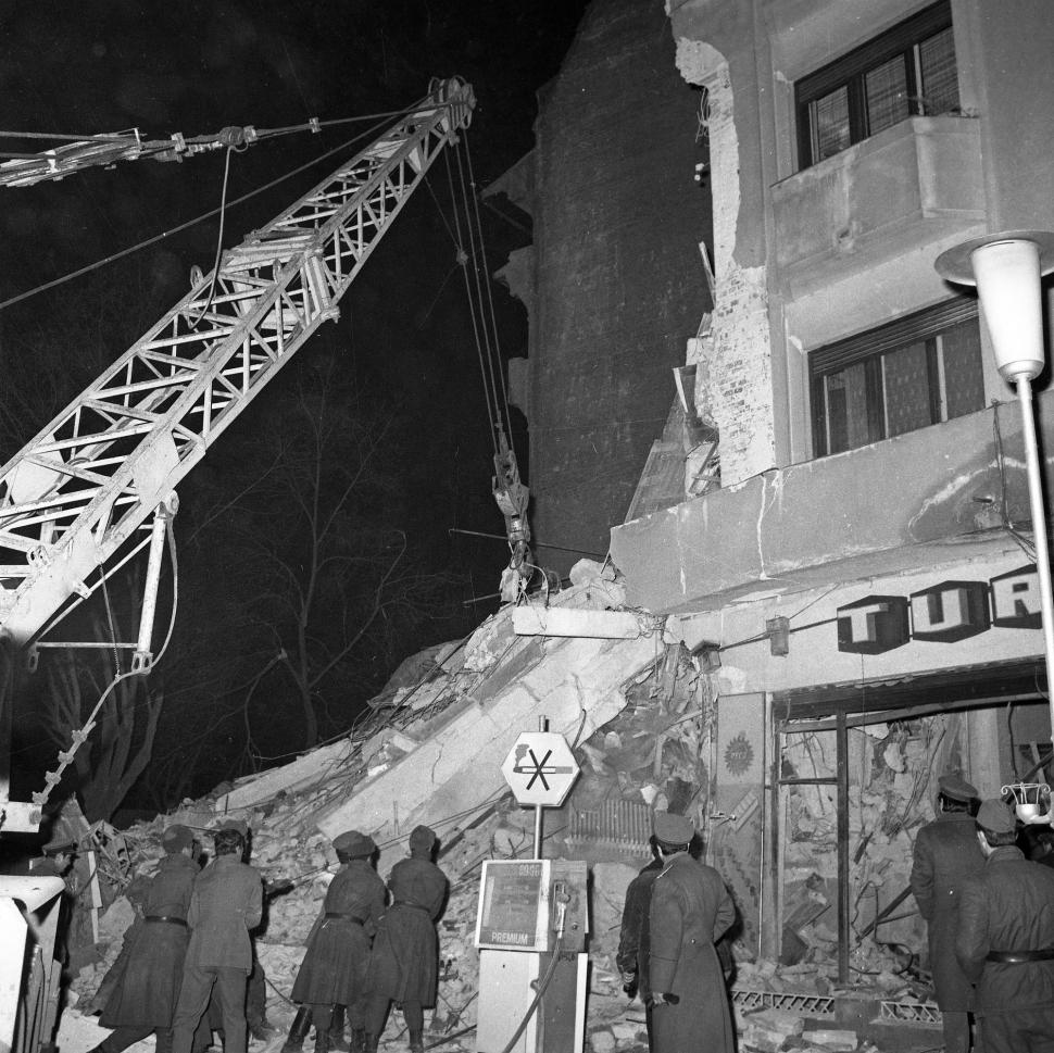 49 de ani de la cutremurul din 4 martie 1977. Zeci de clădiri prăbuşite şi 1578 de victime. Un om a fost scos de sub ruine după 10 zile 1050497
