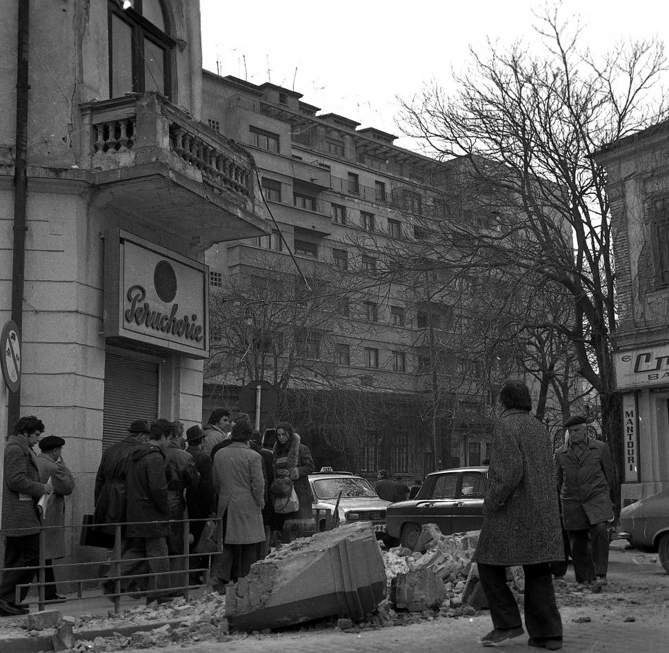 49 de ani de la cutremurul din 4 martie 1977. Zeci de clădiri prăbuşite şi 1578 de victime. Un om a fost scos de sub ruine după 10 zile 1050499