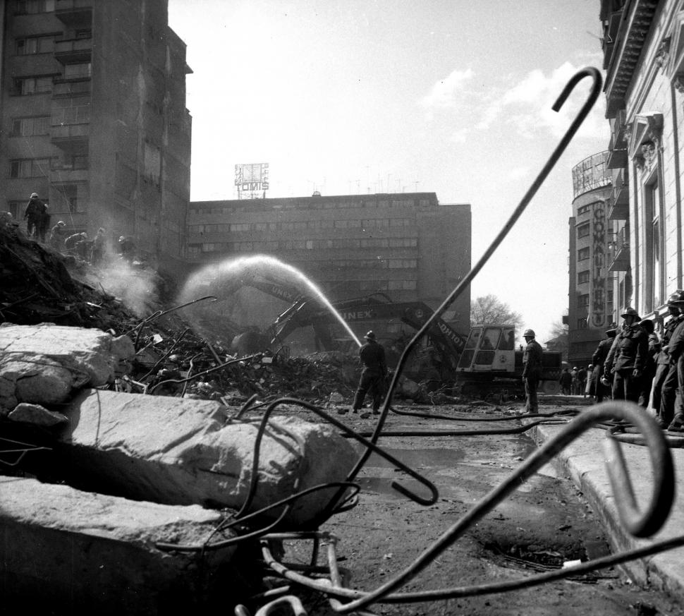 49 de ani de la cutremurul din 4 martie 1977. Zeci de clădiri prăbuşite şi 1578 de victime. Un om a fost scos de sub ruine după 10 zile 1050505