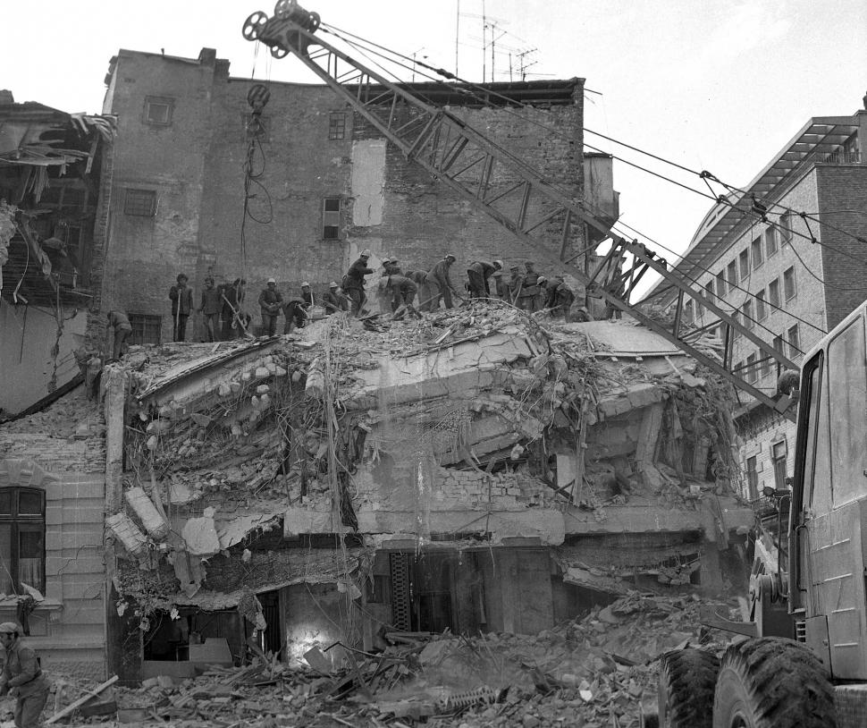 49 de ani de la cutremurul din 4 martie 1977. Zeci de clădiri prăbuşite şi 1578 de victime. Un om a fost scos de sub ruine după 10 zile 1050506