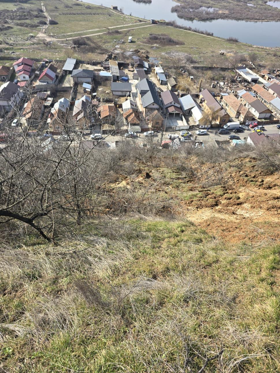 Alertă în Slatina: un deal se prăbușește peste mai multe locuințe. 25 de persoane au fost evacuate 1050922