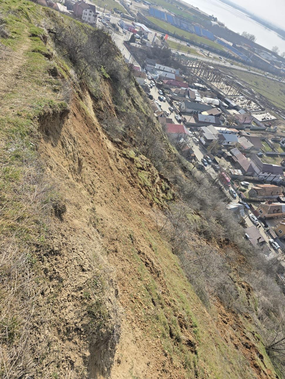 Alertă în Slatina: un deal se prăbușește peste mai multe locuințe. 25 de persoane au fost evacuate 1050923