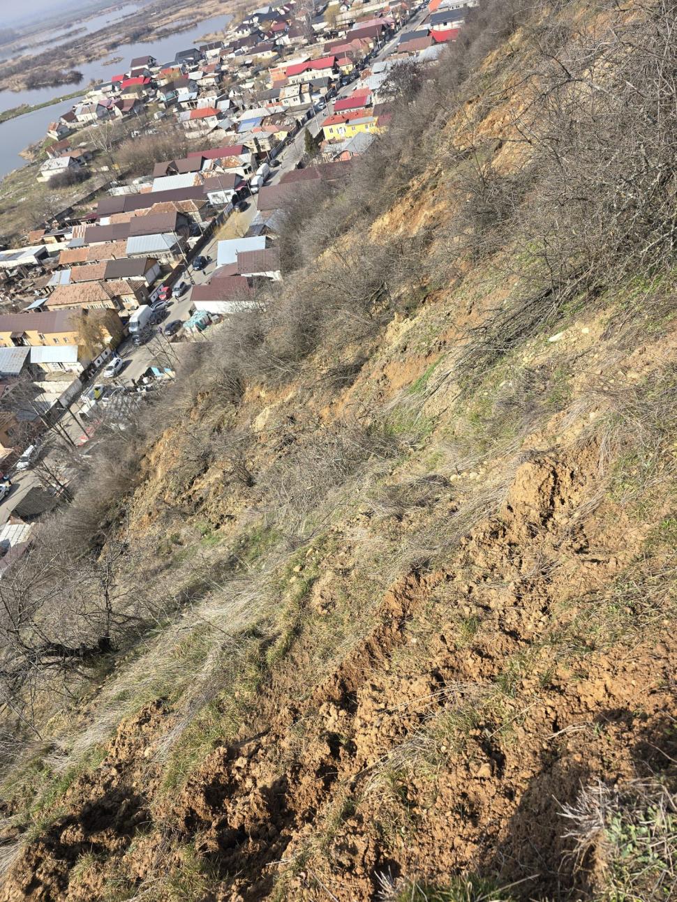 Alertă în Slatina: un deal se prăbușește peste mai multe locuințe. 25 de persoane au fost evacuate 1050924