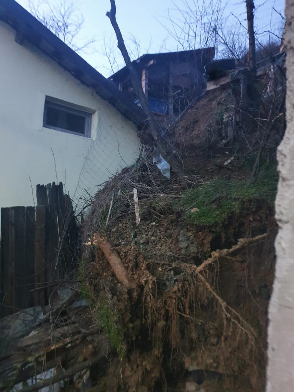 Alertă în Slatina: un deal se prăbușește peste mai multe locuințe. 25 de persoane au fost evacuate 1050925