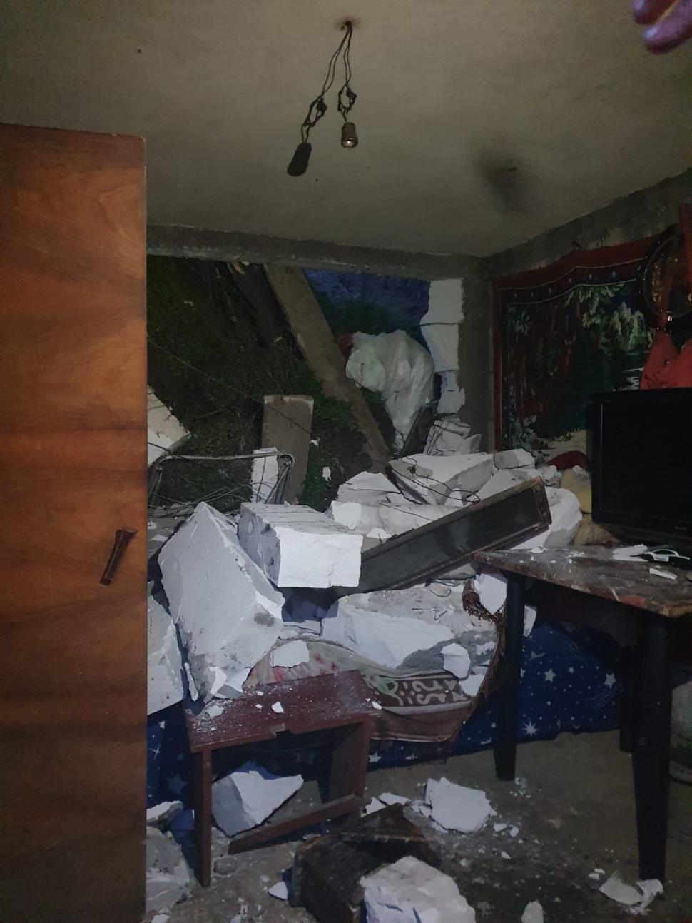 Alertă în Slatina: un deal se prăbușește peste mai multe locuințe. 25 de persoane au fost evacuate 1050926