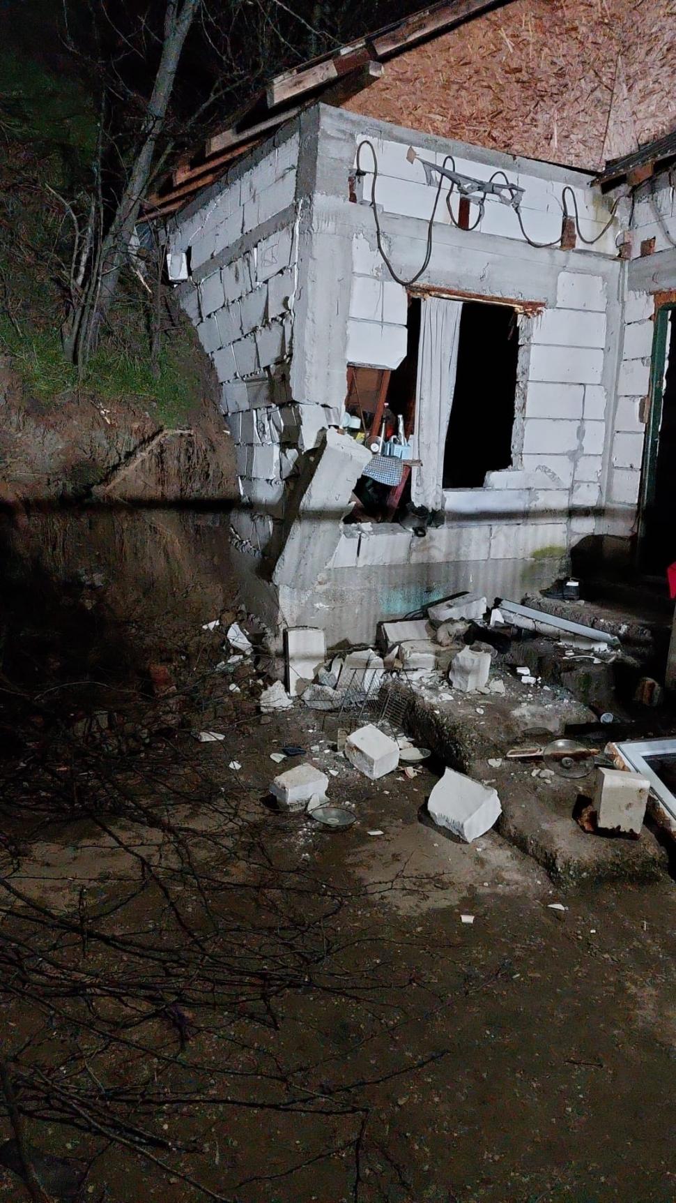 Alertă în Slatina: un deal se prăbușește peste mai multe locuințe. 25 de persoane au fost evacuate 1050927